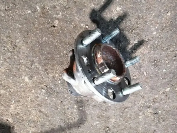 Rolamento roda traseira esquerda OEM 52730C1100 - Usado image 3