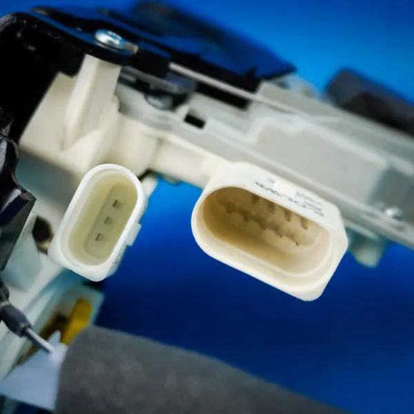 Linke Vordertürschloss Audi A8 S8 4H 4H1837015E image 3