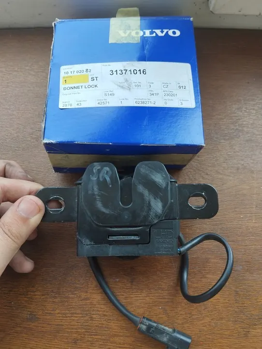 VOLVO V40 V60 S60 Motorhuvslås 2 Stift 31371016 image 2