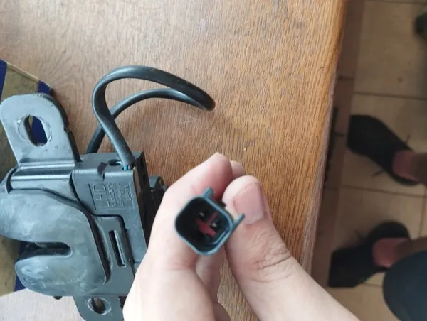 VOLVO V40 V60 S60 Motorhuvslås 2 Stift 31371016 image 3