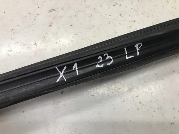 BMW X1 U11 2023 Fram vänster dörrfönsterpackning OEM 9451539 image 4