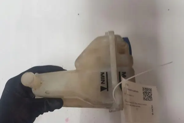 Ausgleichsbehälter AUDI A6 (4F2, C6) 2.0L Benzin image 3