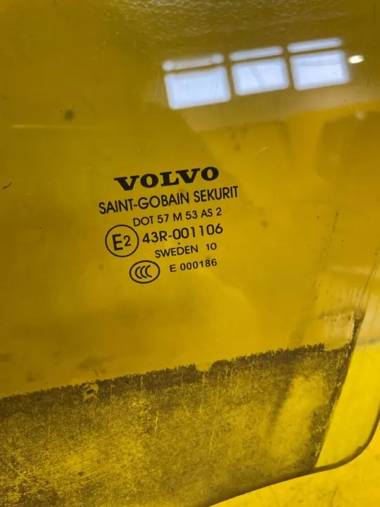Volvo V60 2012 Etuoven Lasioikea OEM E243R001106 image 3