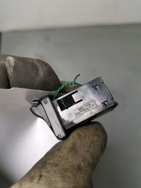 Nissan 370Z USB-pistorasia OEM FBZ15704 - Käytetty image 3