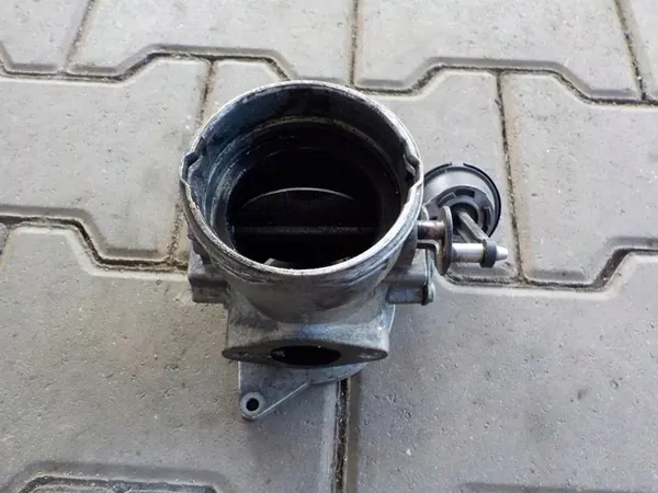 Válvula EGR VW T5 2.5TDI AXD 070128070B image 2