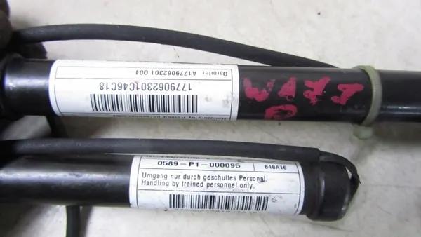 Bisagra capó Mercedes OEM 029/357 W177 - Usado image 4