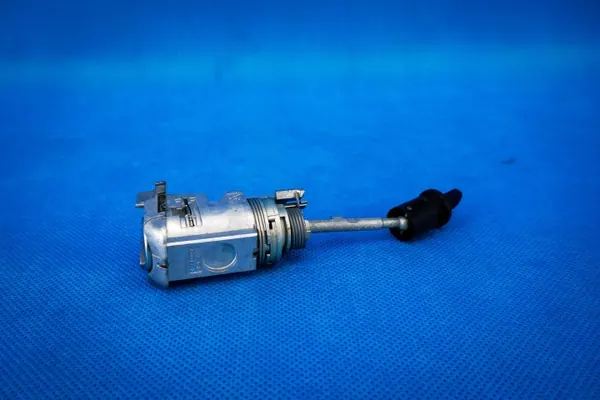 Audi A5 S5 8T Bestuurdersslotschijf OEM 8T8837167 image 3
