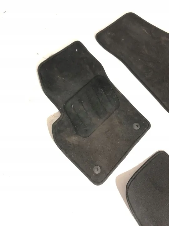 Tapis de voiture Volvo V50 OEM 31332127 - Occasion image 4