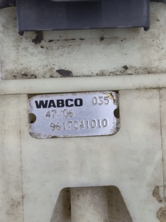 Wabco 9617241010 Hulpremklep - Gebruikt image 4