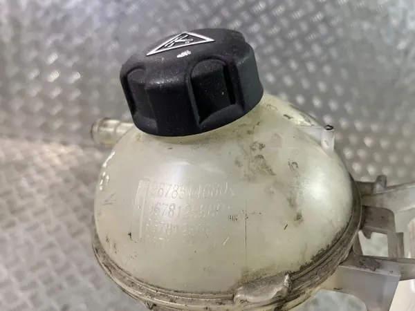 Land Rover Evoque II 2019 Kylvätsketank OEM YC158B099AA image 5