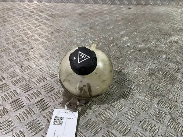 Land Rover Evoque II 2019 Kylvätsketank OEM YC158B099AA image 7