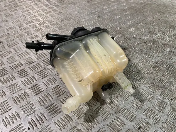 Land Rover Evoque II 2019 Kylvätsketank OEM YC158B099AA image 8