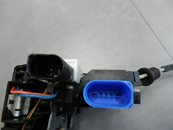 VW Phaeton Linker Schloss 3D1837015AQ image 3