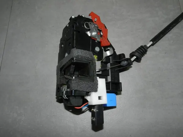 VW Phaeton Linker Schloss 3D1837015AQ image 4