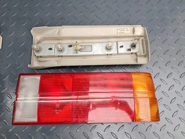 Höger bakljusfäste OEM 1368822 för BMW E30 image 5