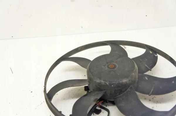 Jäähdyttimen Tuuletin VW Passat B8 1.8TSI UL092 1KM959455C image 3