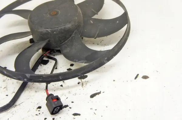 Jäähdyttimen Tuuletin VW Passat B8 1.8TSI UL092 1KM959455C image 4