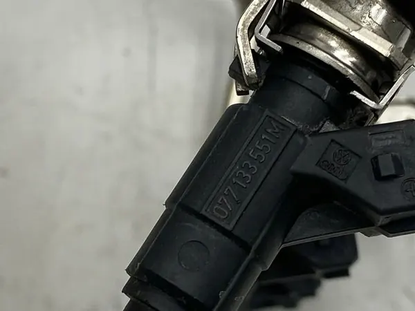 Audi OE 077133681L Rampe d'injection image 4