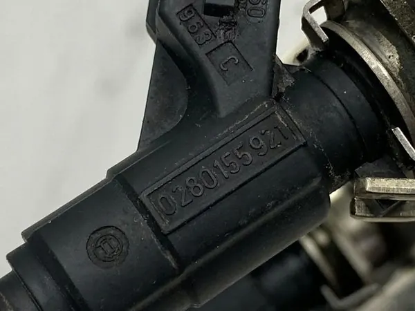 Audi OE 077133681L Rampe d'injection image 5