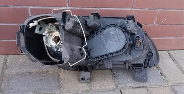 Vasen Etuvalaisin VW Touran I Caddy 03-06 image 3