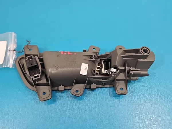 Puxador interior dianteiro esquerdo OEM 8K0837019F Audi A4 B8 image 3