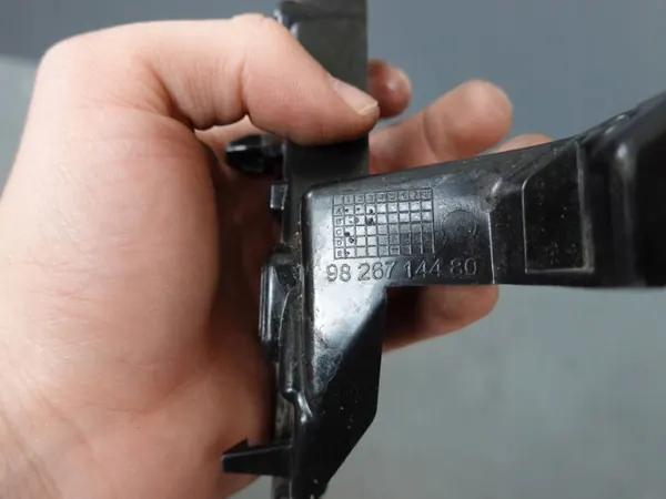 Citroen C5 Aircross supporto parafango anteriore sinistro OEM 9826714480 image 3