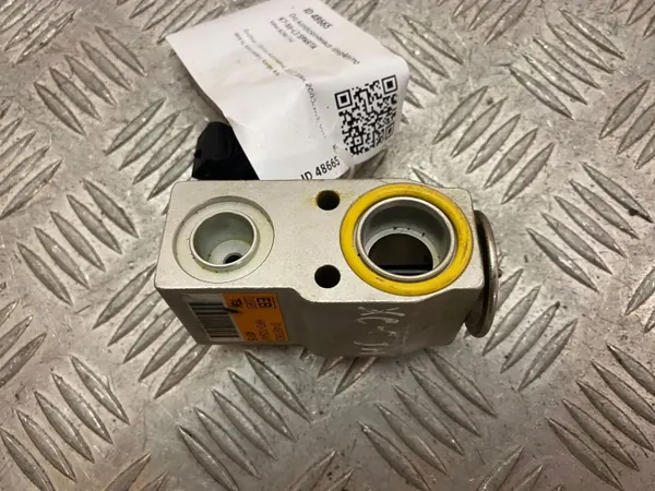 Válvula de expansão A/C Volvo OEM 31497063 - Usado image 4