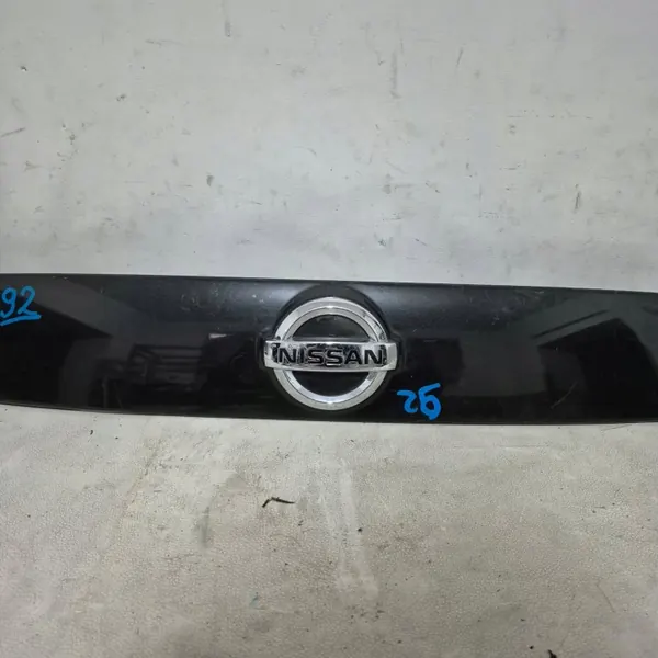 Cache Garniture Hayon Nissan OE 908121KA - Occasion image 3