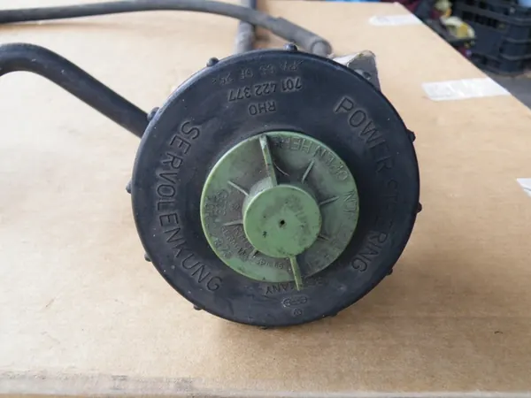 VW Transporter T4 stuurbekrachtigingsreservoir 701422377 image 3