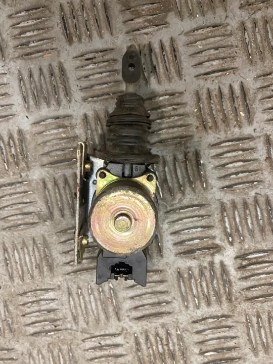 Actuateur de Verrou de Hayon Mitsubishi Pajero 2 OEM image 2
