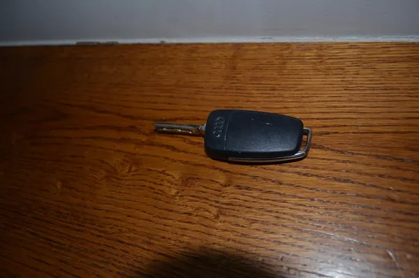 Audi A6 C6 Nyckelfodral OEM 4F0837220AF image 2