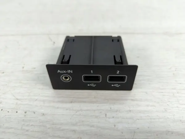 Enchufe AUX/USB Renault Arkana OEM 280231553R image 2