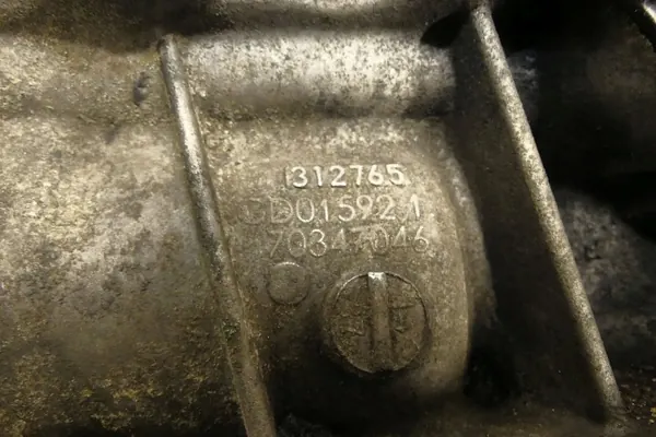 Renault OE Ölfiltergehäuse OEM 8201005235 image 3