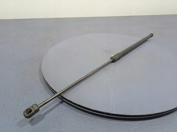 VW Touareg II 7P Support de Capot 7P6823359A image 2