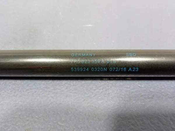 VW Touareg II 7P Support de Capot 7P6823359A image 4