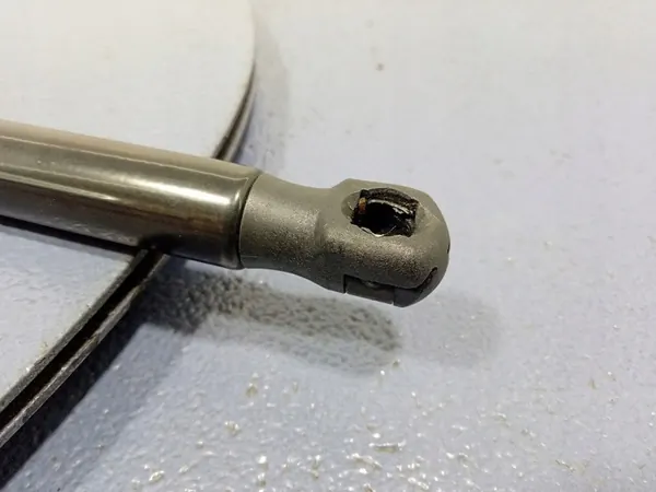 VW Touareg II 7P Support de Capot 7P6823359A image 5