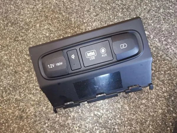 USB-portti OEM 96120S1100 Hyundai Santa Fe III:lle image 2