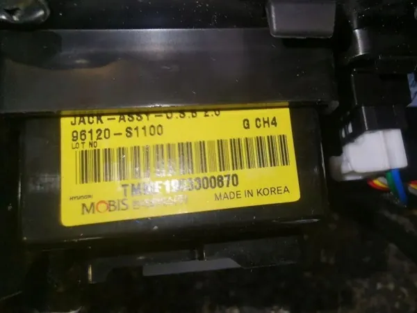 USB-portti OEM 96120S1100 Hyundai Santa Fe III:lle image 4