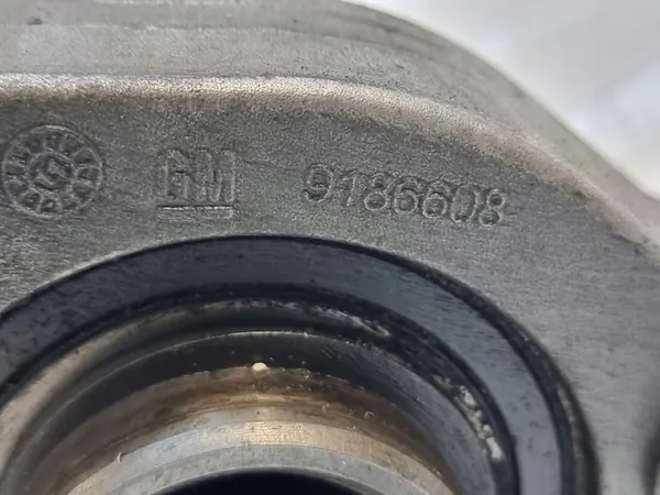 Opel Insignia A 2.0CDTI Halbwellenhalterung OEM 9186608 image 3