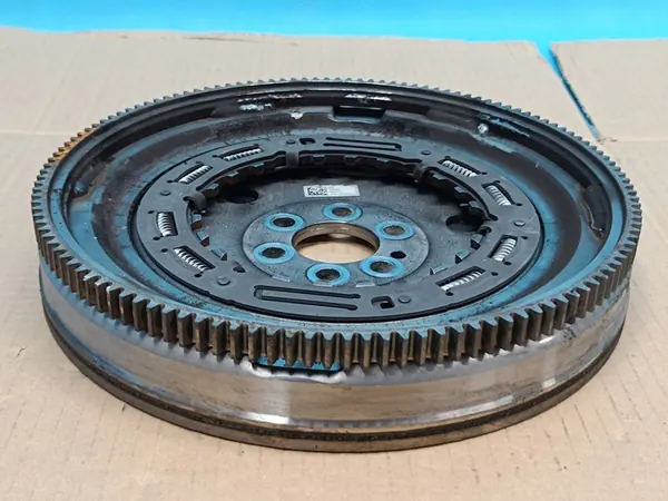 VW GOLF 8 VARIANT LIFT 1.5TSI 110KW 2024 VOLANTE DUAL OEM image 2