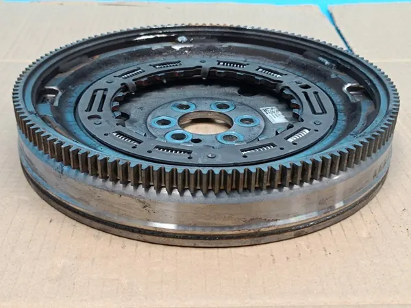 VW GOLF 8 VARIANT LIFT 1.5TSI 110KW 2024 VOLANTE DUAL OEM image 3