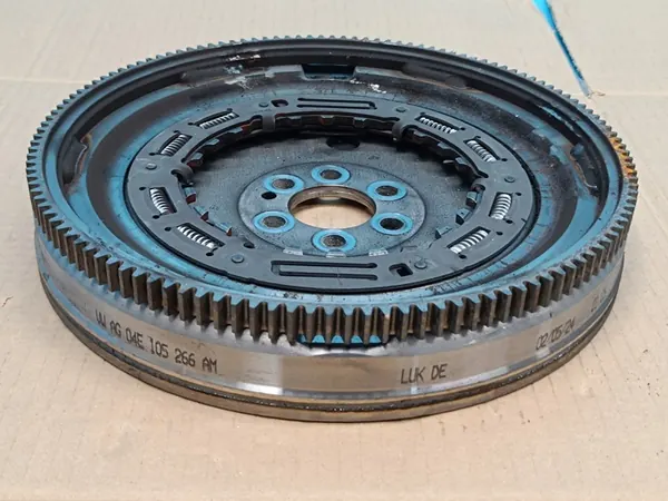 VW GOLF 8 VARIANT LIFT 1.5TSI 110KW 2024 VOLANTE DUAL OEM image 4