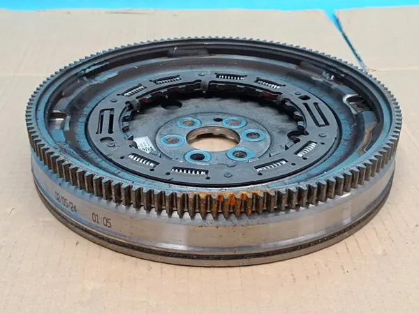 VW GOLF 8 VARIANT LIFT 1.5TSI 110KW 2024 VOLANTE DUAL OEM image 5