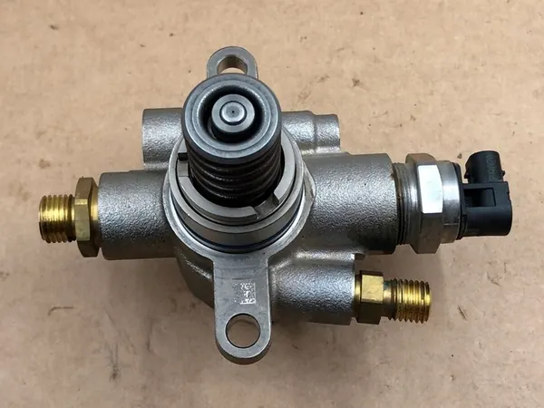 Polttoainepumppu Audi RS5 S4 S5 SQ5 Q7 Q8 OEM 06M 127 026 P image 2