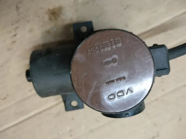 Audi 80 Coupe central låspump OEM 813862257 image 3