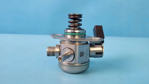 MERCEDES H247 GLA W177 2.0 CGI Brandstofpomp A2600700500 image 2