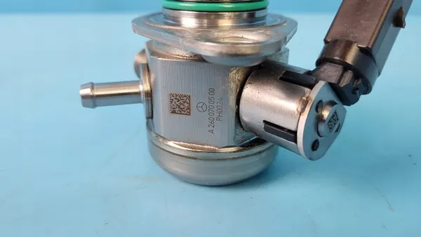 MERCEDES H247 GLA W177 2.0 CGI Brandstofpomp A2600700500 image 3