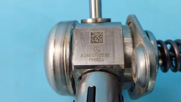 MERCEDES H247 GLA W177 2.0 CGI Brandstofpomp A2600700500 image 4