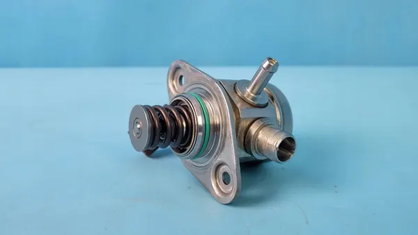 MERCEDES H247 GLA W177 2.0 CGI Brandstofpomp A2600700500 image 6