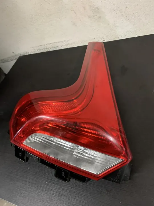 Luz trasera izquierda Volvo V40 II image 4